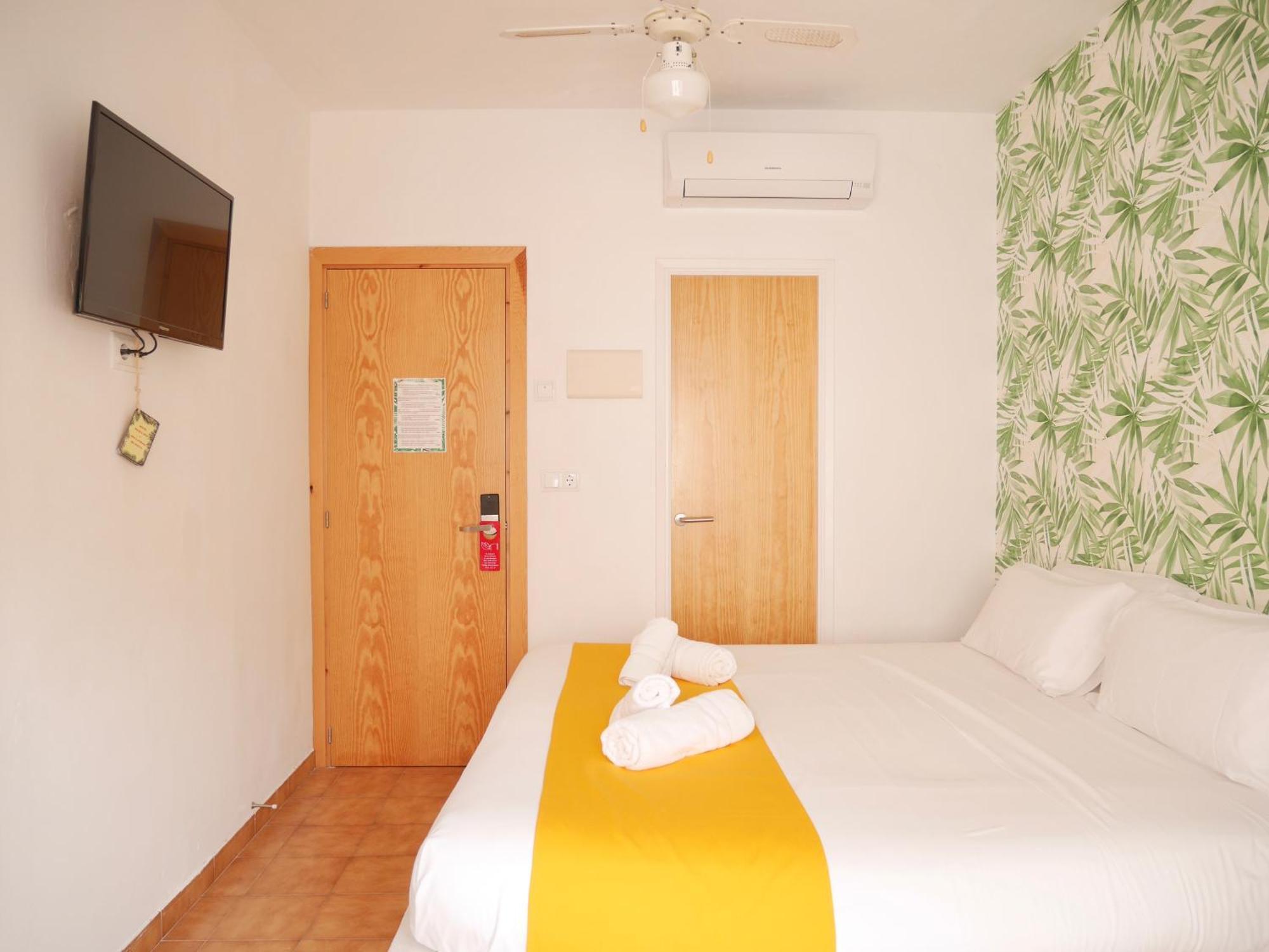 Nanit Rooms Ibiza Hostal Santa Eularia des Riu Værelse billede
